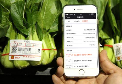 这意味着,以后消费者在市场、超市等终端店买菜,只需要扫一扫蔬菜上的追溯码,即可知道进货来源在哪里、中间经过哪些批发市场……各个上游环节一目了然。