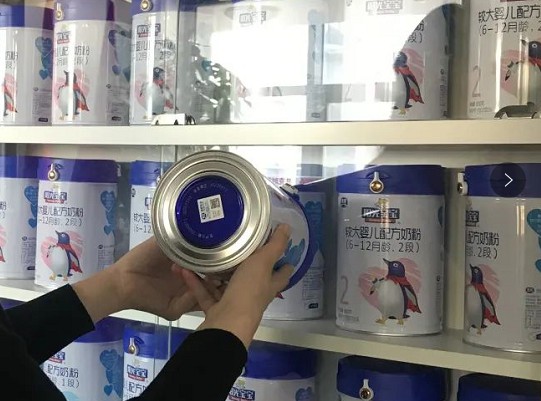 奶粉追溯系统要采集原料来源、生产、流通、消费等各环节的企业自检信息,还要采集监管部门对乳粉的监督抽检信息。消费者可通过智能手机、平台网站,查看婴幼儿配方奶粉的生产日期、批次、生产者、生产许可证、配料表等信息。